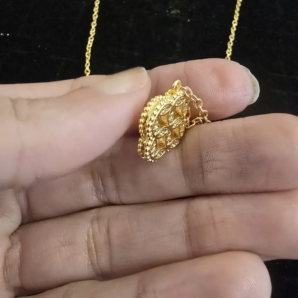 Elegant L'azurde Gold Necklace with Mother of Pearl Pendant